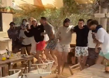Jugadores del Feyenoord festejando en Ibiza su victoria.