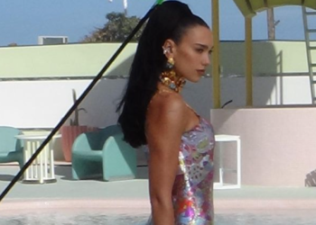 Dua Lipa en Ibiza, durante una sesión de fotos para Versace. Instagram Dua Lipa