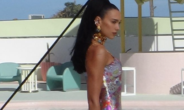 Dua Lipa en Ibiza, durante una sesión de fotos para Versace. Instagram Dua Lipa