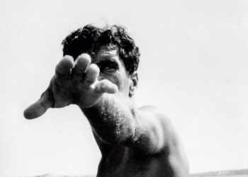 Detalle de la fotografía 'Untitled Pepe and Tony, Spanish Fishermen, Ibiza, Spain, 1956'. Copyright: Louis Stettner