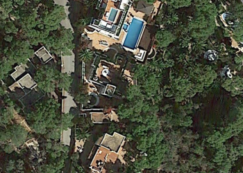 Vista aérea de Google Maps de la mansión que fue propiedad de Thierry Roussel en Ibiza, ubicada en la zona de Cala Jondal.