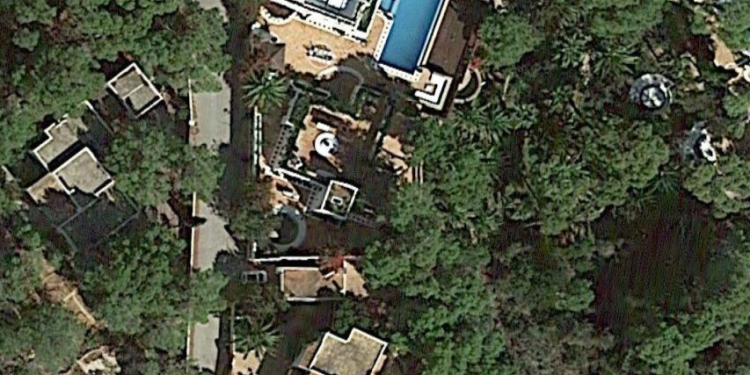 Vista aérea de Google Maps de la mansión que fue propiedad de Thierry Roussel en Ibiza, ubicada en la zona de Cala Jondal.