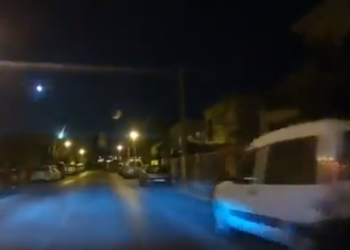 Captura del vídeo del meteoro brillante cruzando el cielo de Ibiza. En la imagen, a la izquierda. Ángel Bernal Sánchez