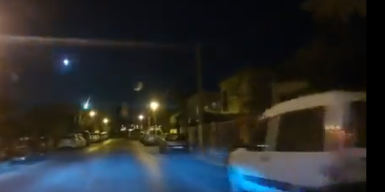 Captura del vídeo del meteoro brillante cruzando el cielo de Ibiza. En la imagen, a la izquierda. Ángel Bernal Sánchez