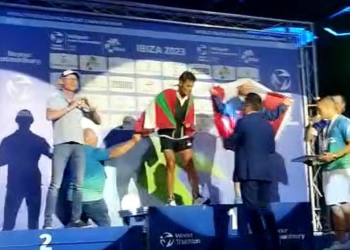 Momento del vídeo viral en el que tiran de la ikurriña que se ha puesto sobre los hombros Josetxo Mujika y le piden que se la quite