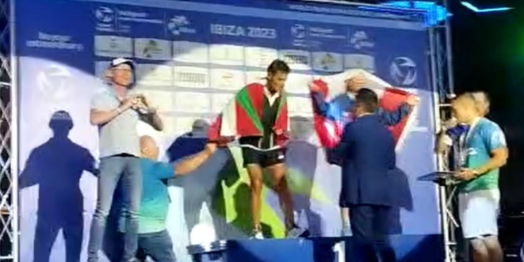 Momento del vídeo viral en el que tiran de la ikurriña que se ha puesto sobre los hombros Josetxo Mujika y le piden que se la quite