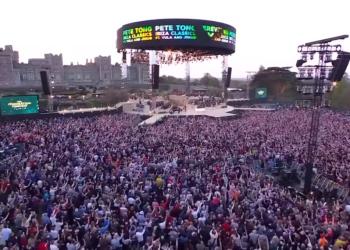 Apertura del 'Coronation Concert' con el rótulo de Ibiza Classics y Pete Tong en el escenario. Imagen BBC