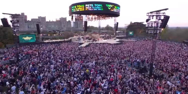 Apertura del 'Coronation Concert' con el rótulo de Ibiza Classics y Pete Tong en el escenario. Imagen BBC