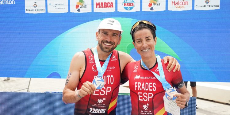 Los ganadores de las medallas de plata, Antonio Benito, y el bronce de la especialista Gurutze Frades. Foto: Ibizamultisport
