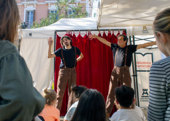 Foto: David Novell i Monma Mingot. Espectacle infantil de carrer a la diada de Sant Jordi. CC by-nc-sa Pau Kokura.