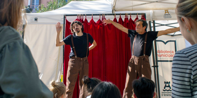 Foto: David Novell i Monma Mingot. Espectacle infantil de carrer a la diada de Sant Jordi. CC by-nc-sa Pau Kokura.