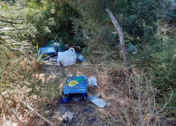 Restos de envases de gas de la risa (oxido nitroso), botellas de alcohol y otras basuras en los alrededores de la vivienda.