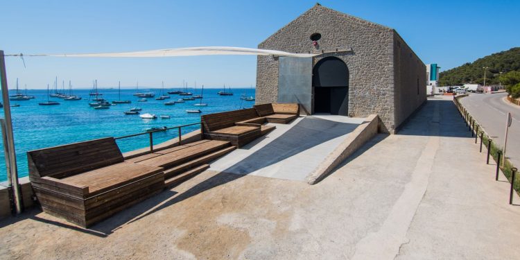 Aspecto exterior de La Nave Salinas donde expondrá Jonny Niesche.