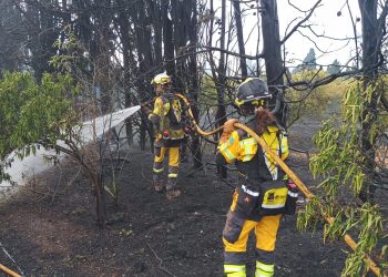 Imagen de los operativos para sofocar las llamas. Foto: @Ibanat_IB