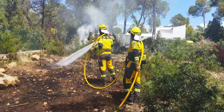 Personal de Ibanat actuando en la finca. Foto Ibanat