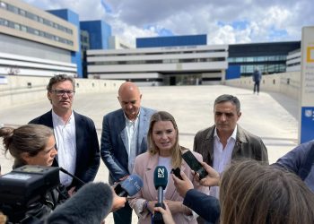 Marga Prohens, atendiendo a los medios, rodeada de los candidatos ibicencos en Can Misses. Foto: Partido Popular.