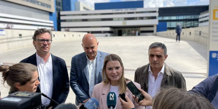 Marga Prohens, atendiendo a los medios, rodeada de los candidatos ibicencos en Can Misses. Foto: Partido Popular.