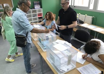 Votantes en una mesa de Sant Agustí las pasadas elecciones locales.