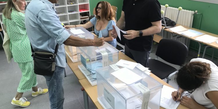 Votantes en una mesa de Sant Agustí las pasadas elecciones locales.