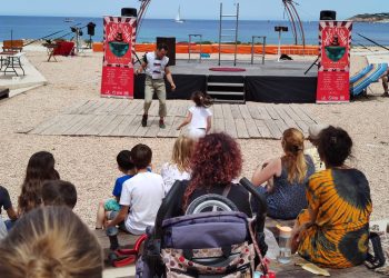 Actuación de Guille Hunter en el festival, esta mañana. Foto: Culturactiva Prensa.