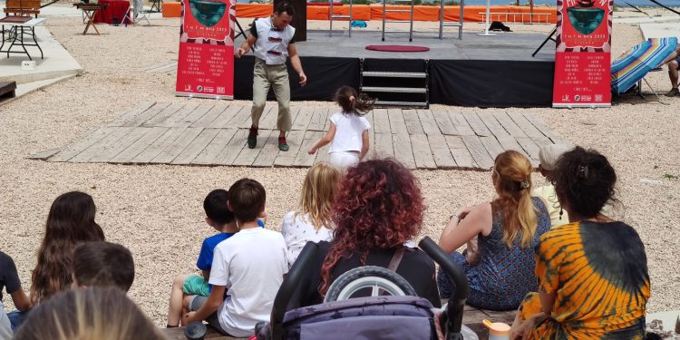 Actuación de Guille Hunter en el festival, esta mañana. Foto: Culturactiva Prensa.