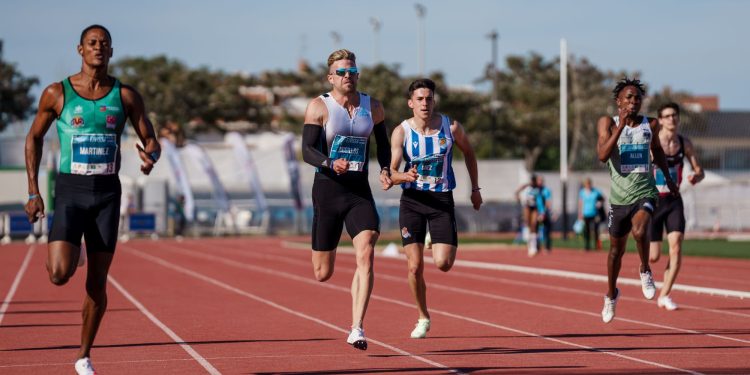 Husillos, en el centro, durante el Meeting de Ibiza 2022. Crédito imagen Sportmedia