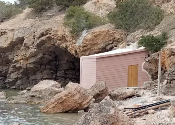 La caseta aparecida en Porroig. Foto Noudiari