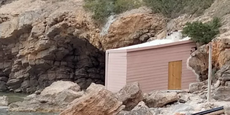 La caseta aparecida en Porroig. Foto Noudiari