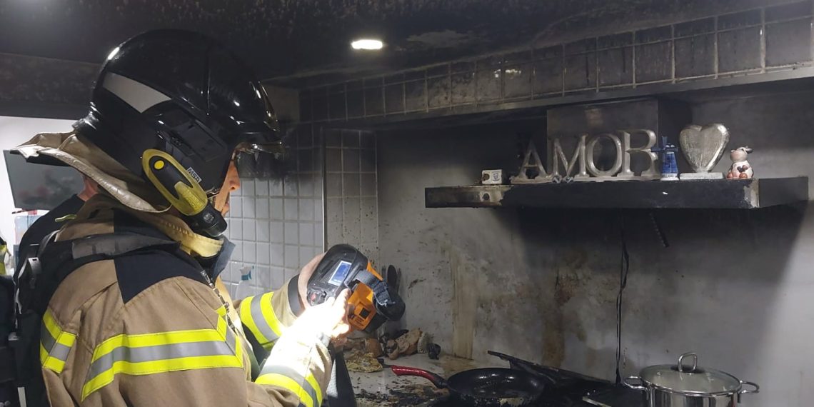 Herida por quemaduras una menor en el incendio de una cocina en un piso ...