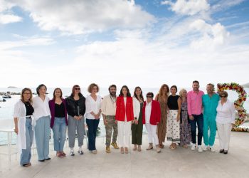 La consellera María Fajarnés, en el centro, rodeada de diseñadoras y diseñadores Adlib.