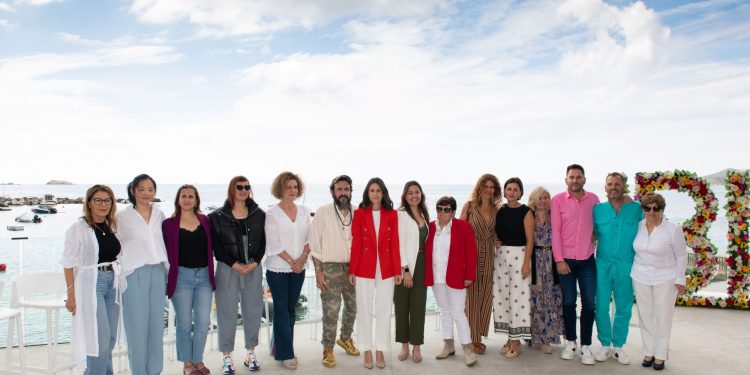 La consellera María Fajarnés, en el centro, rodeada de diseñadoras y diseñadores Adlib.