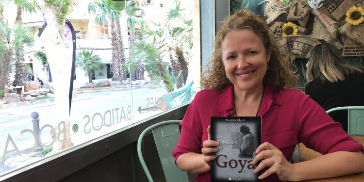 Matilde Lladó, con su novela 'La sombra de Goya', que presenta mañana jueves en la Sala Cultural Ebusus.