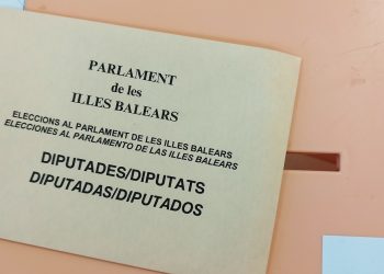 Papeletas en una mesa electoral. Foto Noudiari