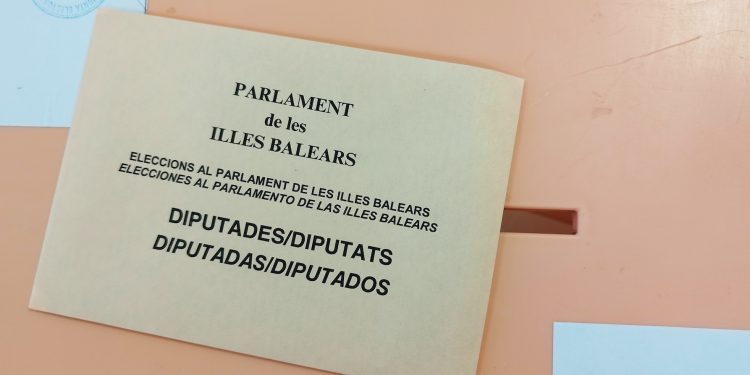 Papeletas en una mesa electoral. Foto Noudiari