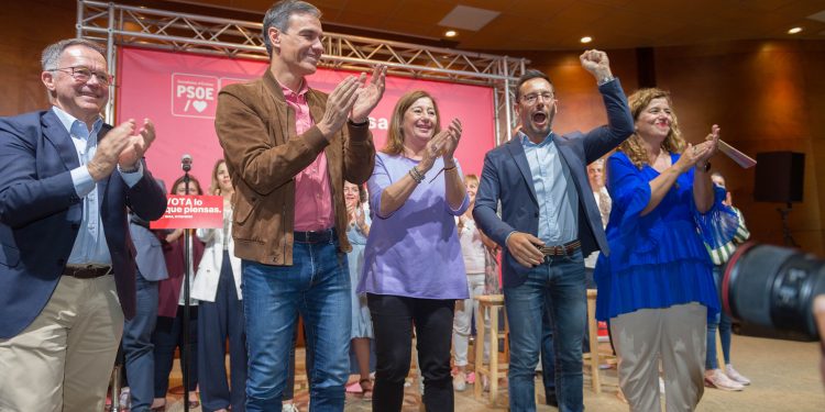 Josep Marí Ribas, Pedro Sánchez, Francina Armengol, Rafa Ruiz y Pilar Costa en el acto electoral en Ibiza.