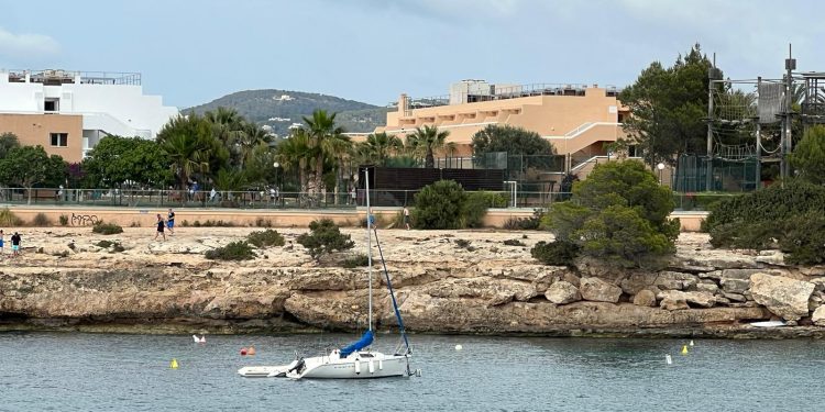 Fondeo ilegal en Port des Torrent. Imágenes Salvem sa Badia