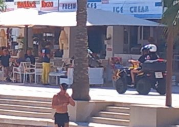 Foto del momento en el que  uno de los quads circulan por una zona peatonal. Cedida a Noudiari