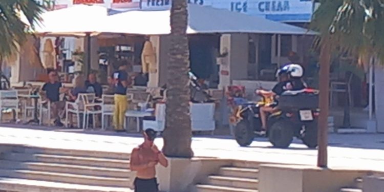 Foto del momento en el que uno de los quads circulan por una zona peatonal. Cedida a Noudiari