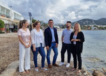 Rafa Triguero, en el centro, con algunos de sus compañeros y compañeras de la lista al ayuntamiento de Ibiza