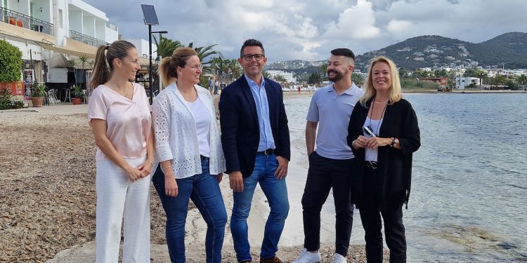 Rafa Triguero, en el centro, con algunos de sus compañeros y compañeras de la lista al ayuntamiento de Ibiza
