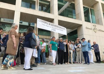 Parte de los familiares de Sa Residencia Colisée, en el Consell mientras se celebraba una reunión en el interior entre empresa, instituciones y trabajadores.