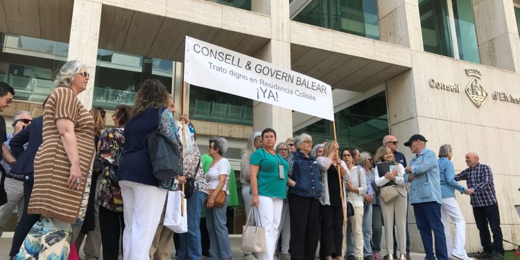 Parte de los familiares de Sa Residencia Colisée, en el Consell mientras se celebraba una reunión en el interior entre empresa, instituciones y trabajadores.