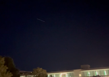 El miembro de la Agrupació Astronòmica d’Eivissa (AAE) Leto Orduña, grabó ayer domingo 14 de mayo sobre las 22 horas y desde la zona de Cala de Bou,  una tira de satélites de la compañía de Elon Musk cruzando el cielo en dirección oeste-este, a media altura, por espacio de unos pocos minutos.