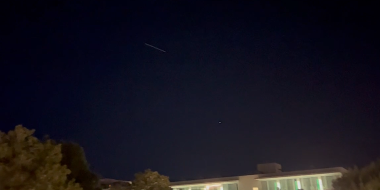 El miembro de la Agrupació Astronòmica d’Eivissa (AAE) Leto Orduña, grabó ayer domingo 14 de mayo sobre las 22 horas y desde la zona de Cala de Bou,  una tira de satélites de la compañía de Elon Musk cruzando el cielo en dirección oeste-este, a media altura, por espacio de unos pocos minutos.