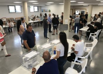 Votantes en el CEIP Ses Planes