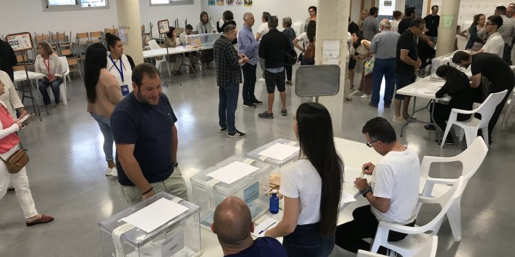 Votantes en el CEIP Ses Planes