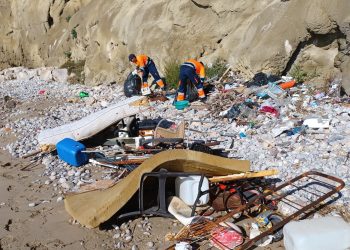 Recogida de basura bajo en acantilado de Sa Penya. Fotos Club Náutico de Ibiza