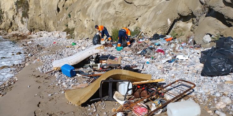 Recogida de basura bajo en acantilado de Sa Penya. Fotos Club Náutico de Ibiza