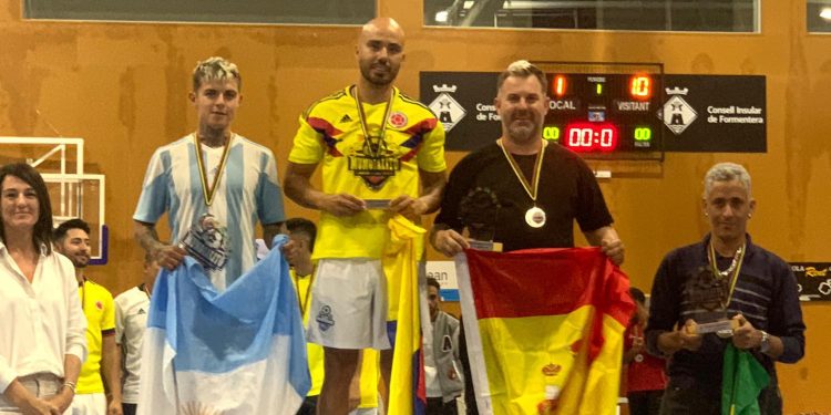 Ganadores en el podio.