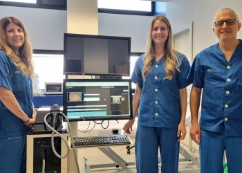 De izquierda a derecha la Dra. Azahara Agudo, la Dra. Cati Torres y el jefe de Dermatología, el Dr. Andrés Palacios